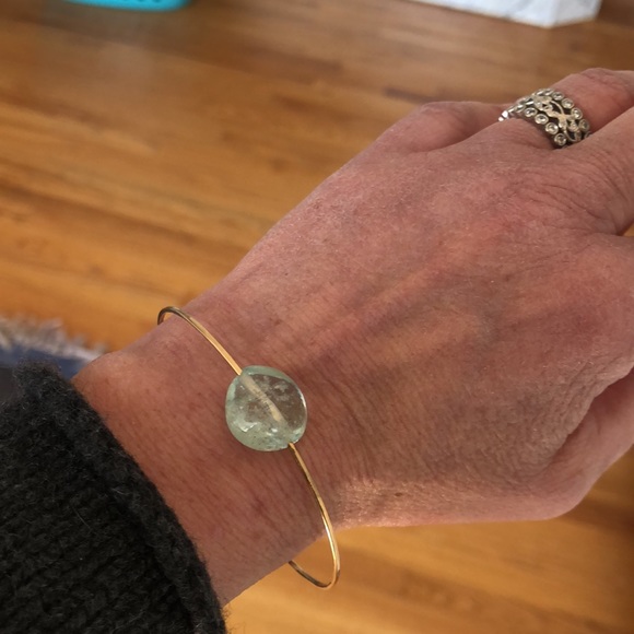Aquamarine stone in a gold filled cuff bracelet - Picture 2 of 9